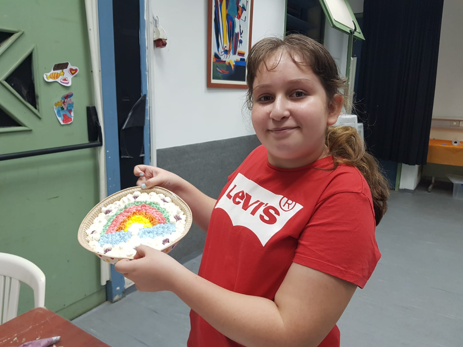 מתוק בלב - תושבת העיר עם עוגה שהכינה 