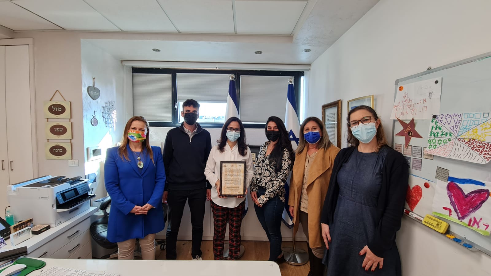 חותמים על האמנה 