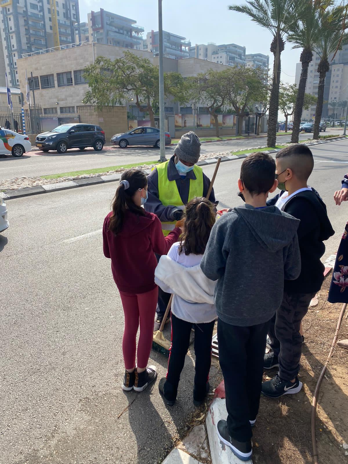 תלמידי אהוד מנור מעניקים תשומת לב למנקי הרחובות