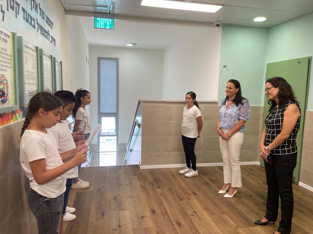 התלמידים מציגים בפני ראש העיר