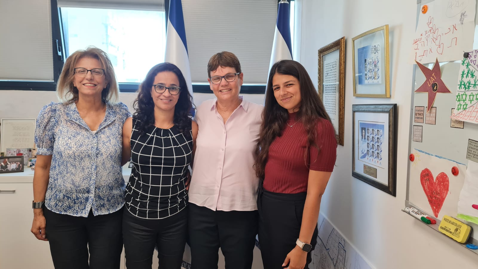 אנשי קרן רמון עם ראש העיר ליאת שוחט ומנהלת אגף החינוך דלילה אשכנזי