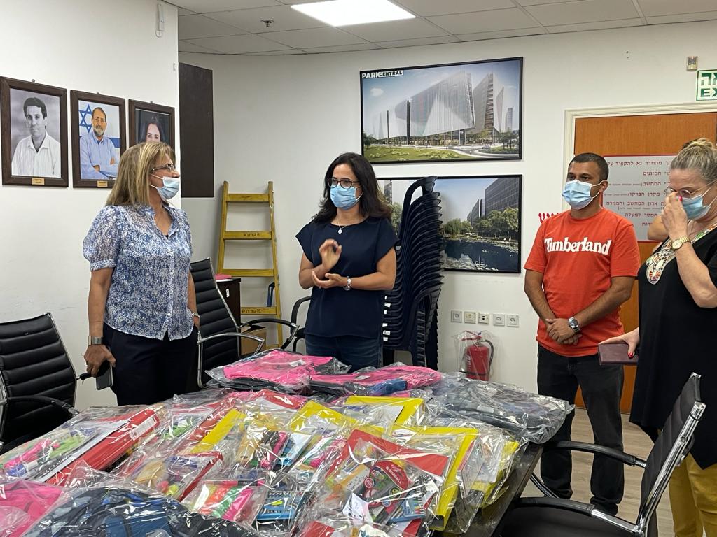 ילקוטים וציוד לתלמידי אור יהודה 