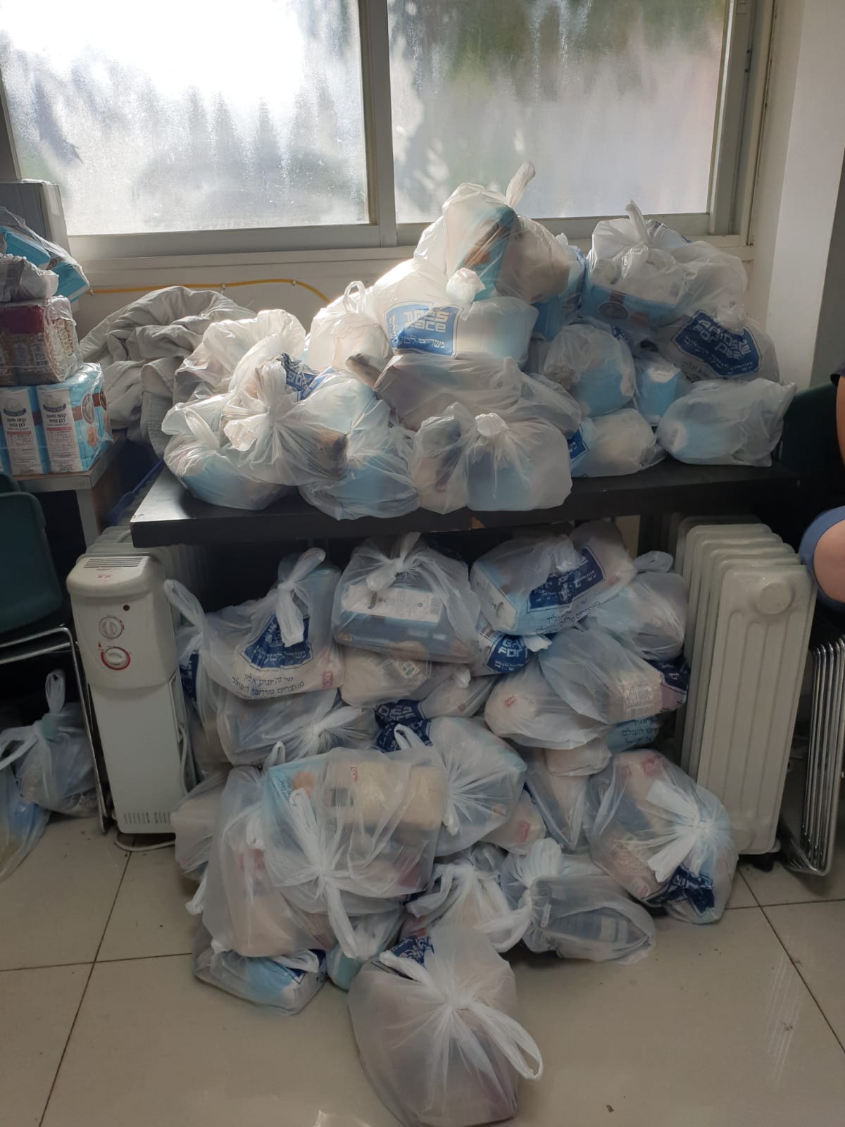 דואגים שלכולם יהיה מזון לחג באור יהודה