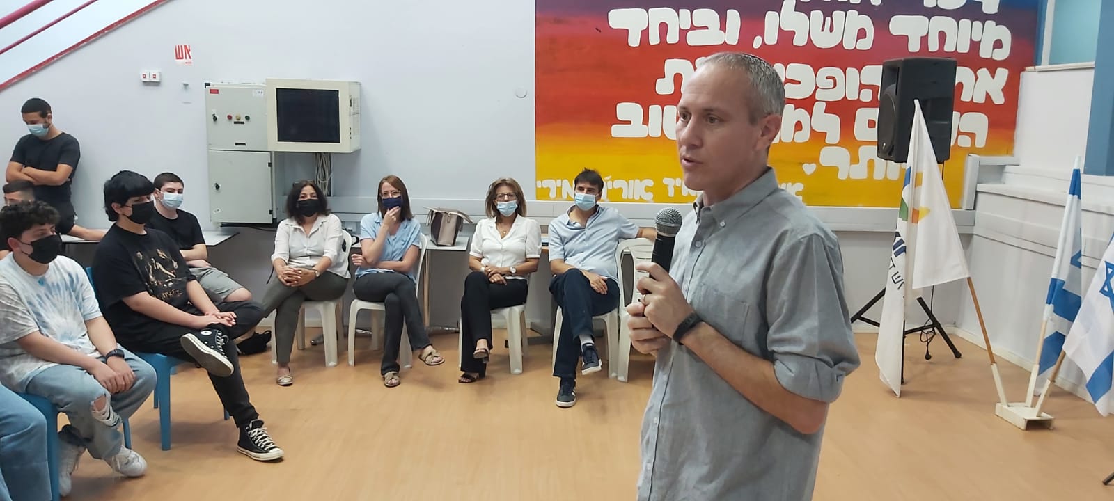 שר התרבות והספורט משוחח עם תלמידי ברנקו וייס 