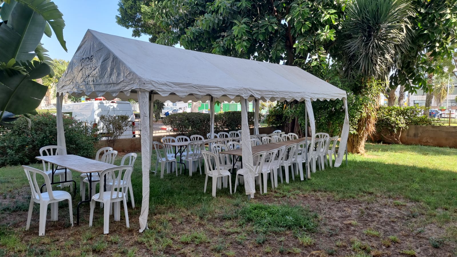 לאחר פטירת יקיריהן תסופק למשפחות סוכת אבלים וציוד נלווה