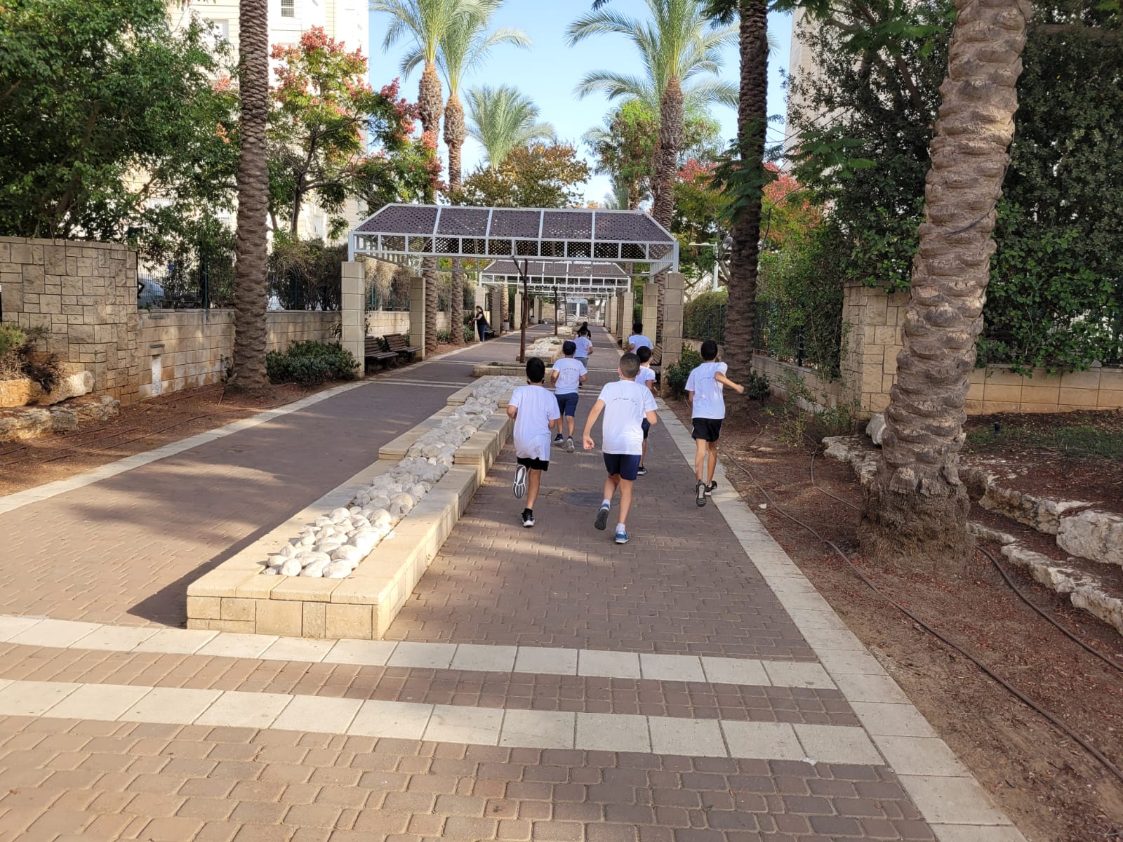 התלמידים הופעלו באמצעות צוות החינוך הגופני של בית הספר