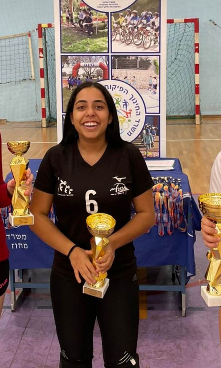 בנות הנבחרת מתאמנות עמו החל מכיתה ז' במסגרת כיתת הספורט