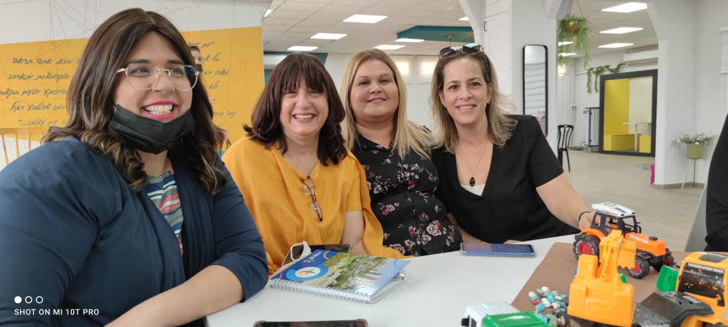 לאורחים הוצג התהליך של כתיבת אמנה יישובית 