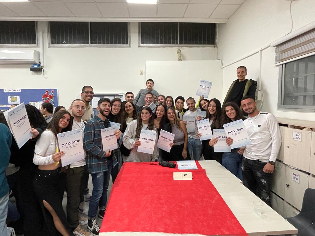 בוגרי יובלים קיבלו תעודות בגרות ותעודות הצטיינות בערב מרגש