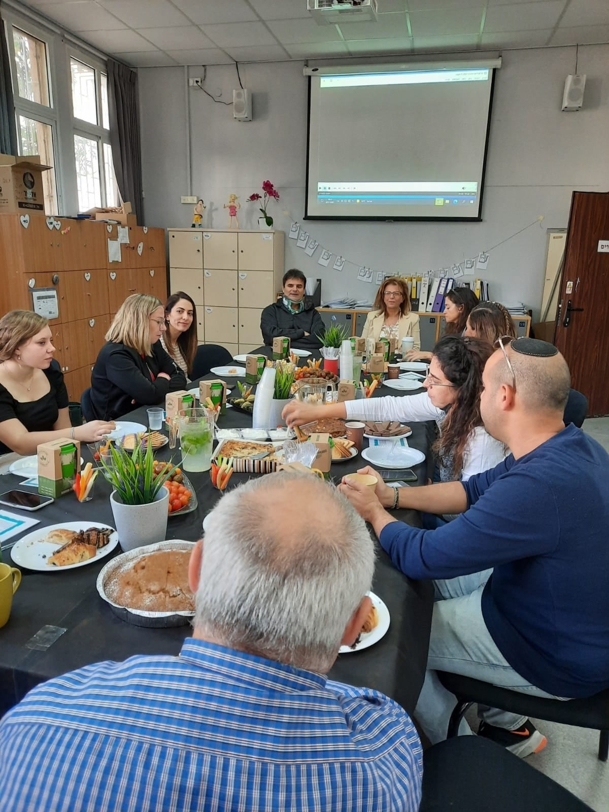 ברחבי העיר חגגו את יום המורה עם שלל פינוקים 