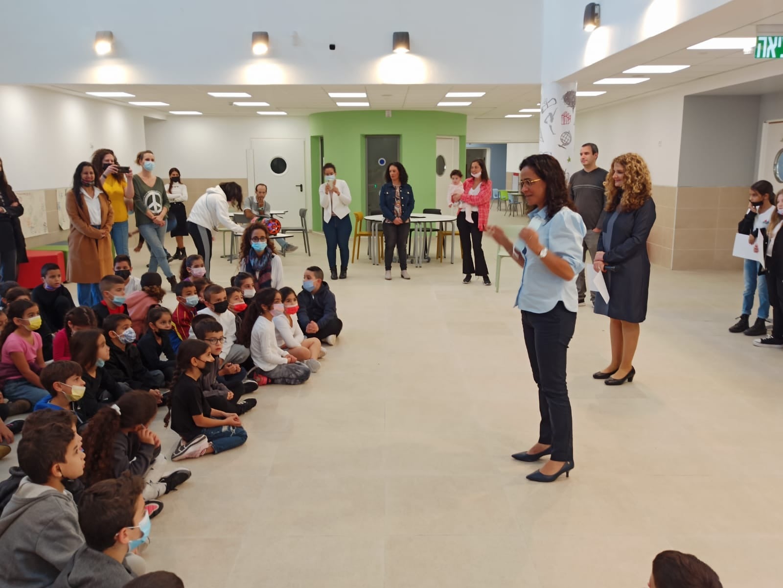 בית הספר לבש חג עם המון צבעוניות