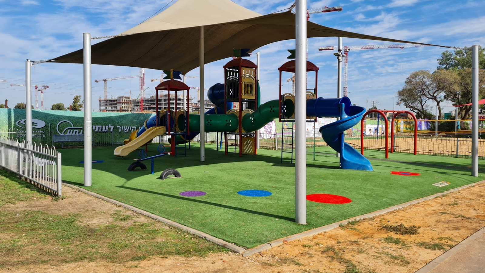 הועתקו עצי פיקוס אל הפארק כדי להעשיר את הסביבה בצל