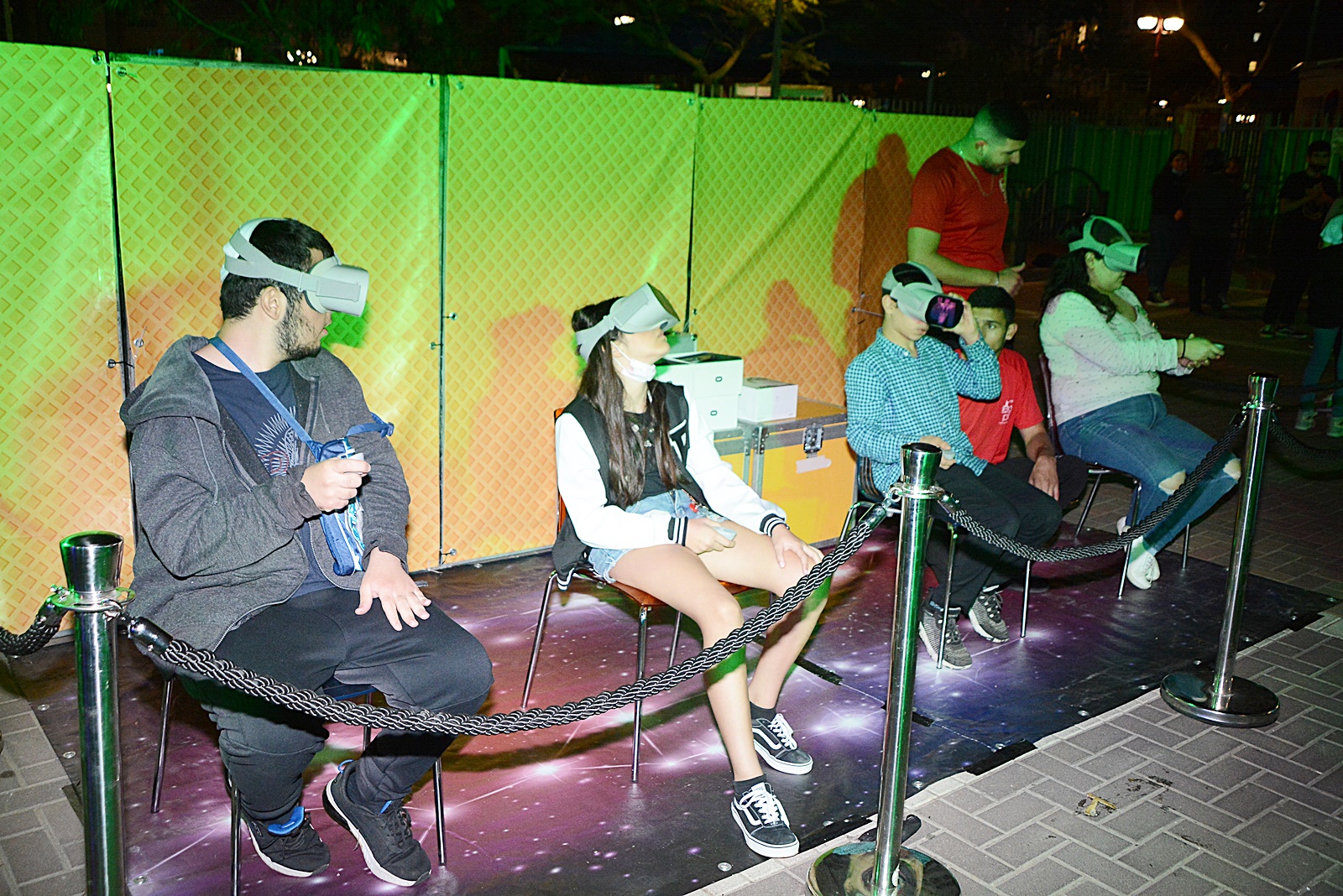 התנסות במציאות מדומה במסגרת מסיבת הזומבים לנוער