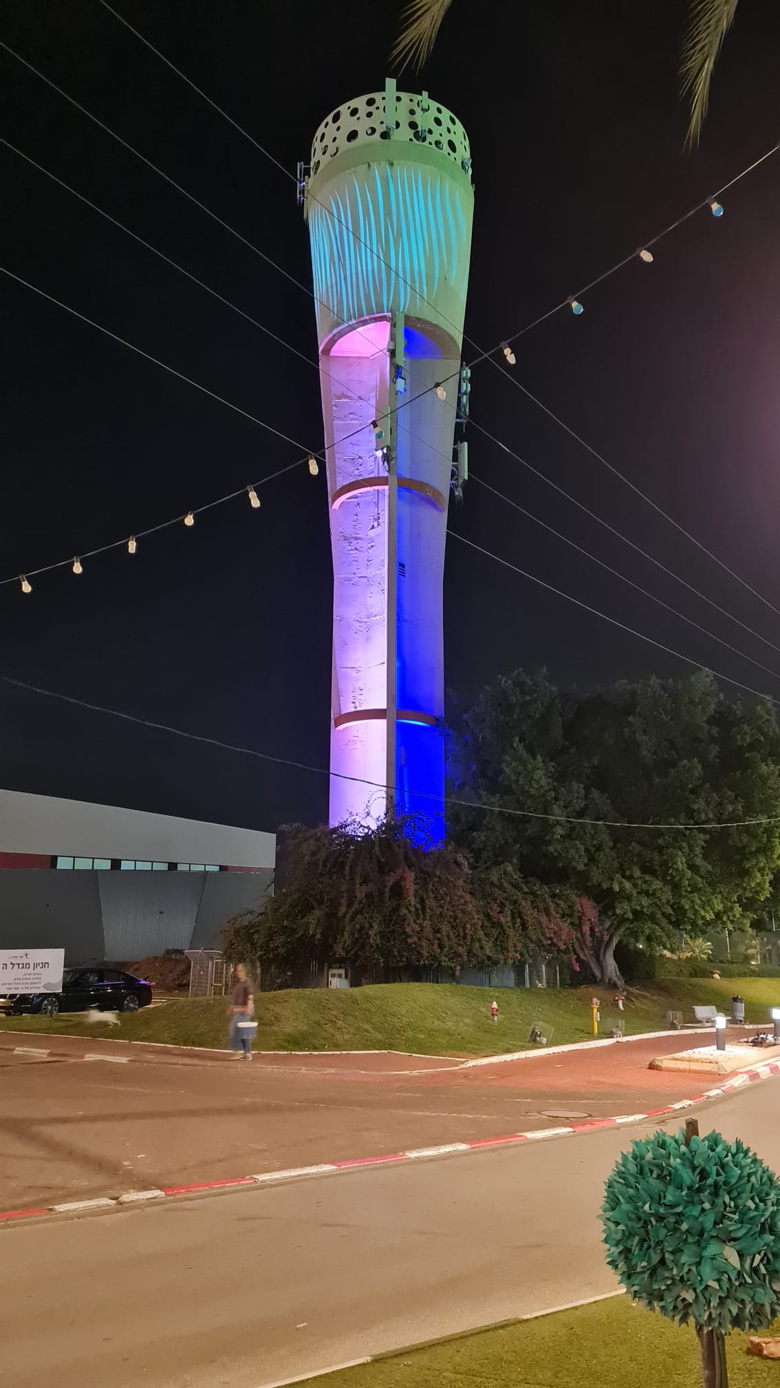 בערב היום החשוב נצבע מגדל המים העירוני שנמצא במרכז העיר בסגול