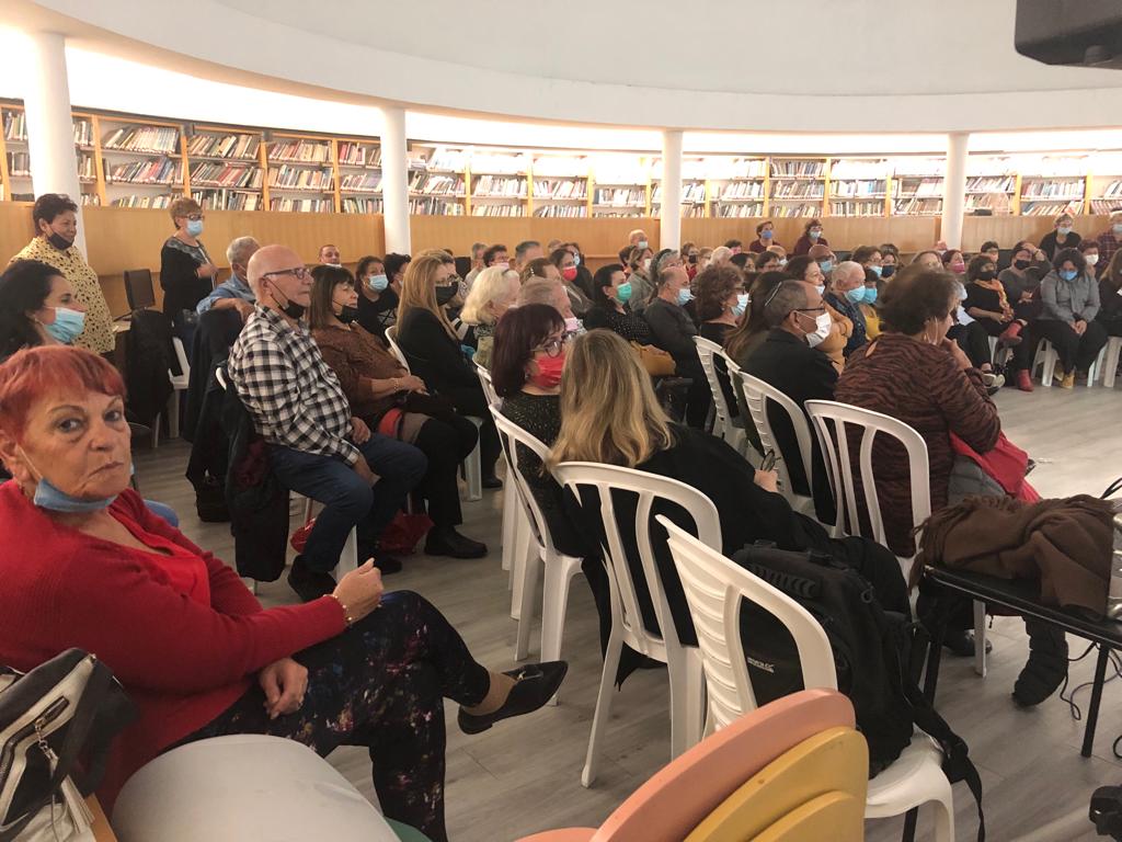 העיתונאי הופיע אל מול כ-100 איש במופע מרתק 