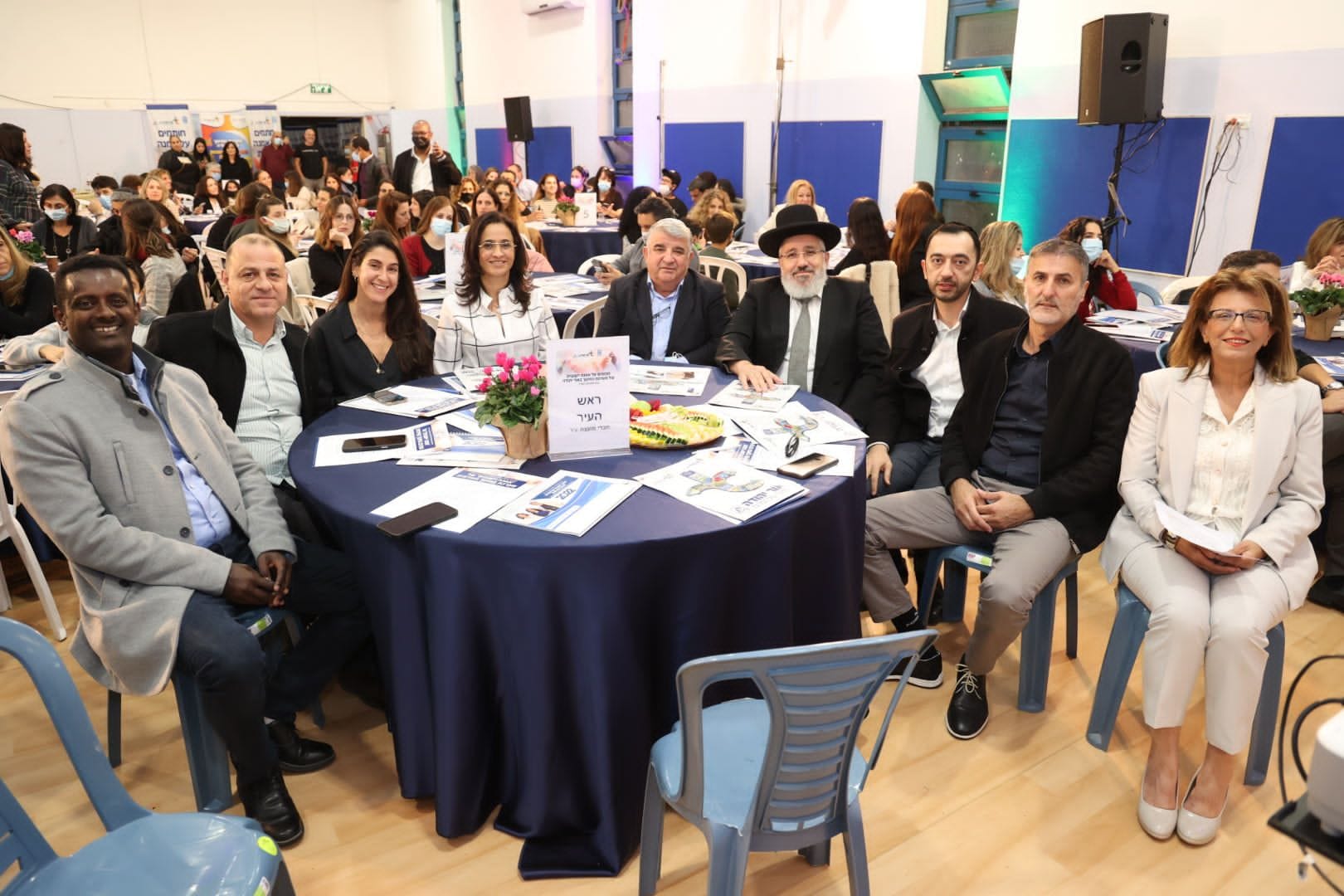 המשתתפים ישבו סביב שולחנות עגולים כדי לחשוב יחד על הדרכים לקידום עקרונות האמנה 