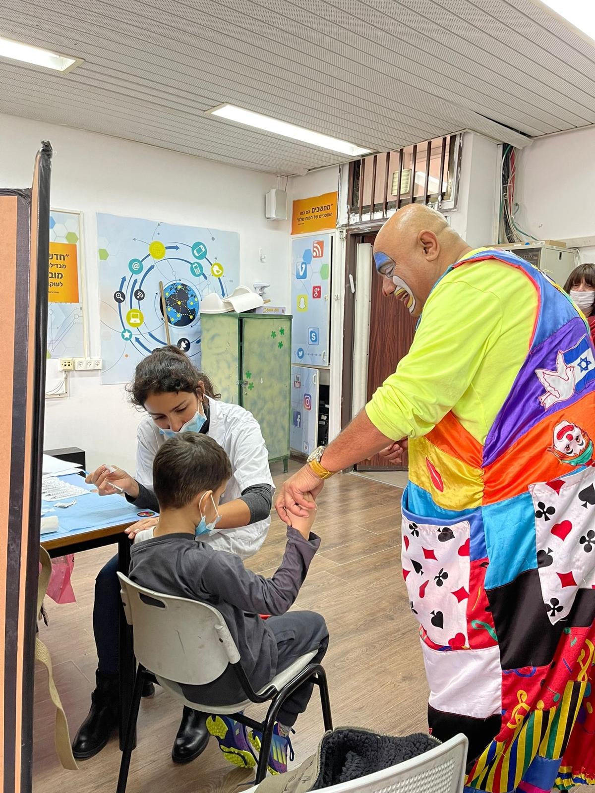 העירייה גייסה את הליצן כדי להפיג את החששות בקרב התלמידים שהתחסנו בבתי הספר