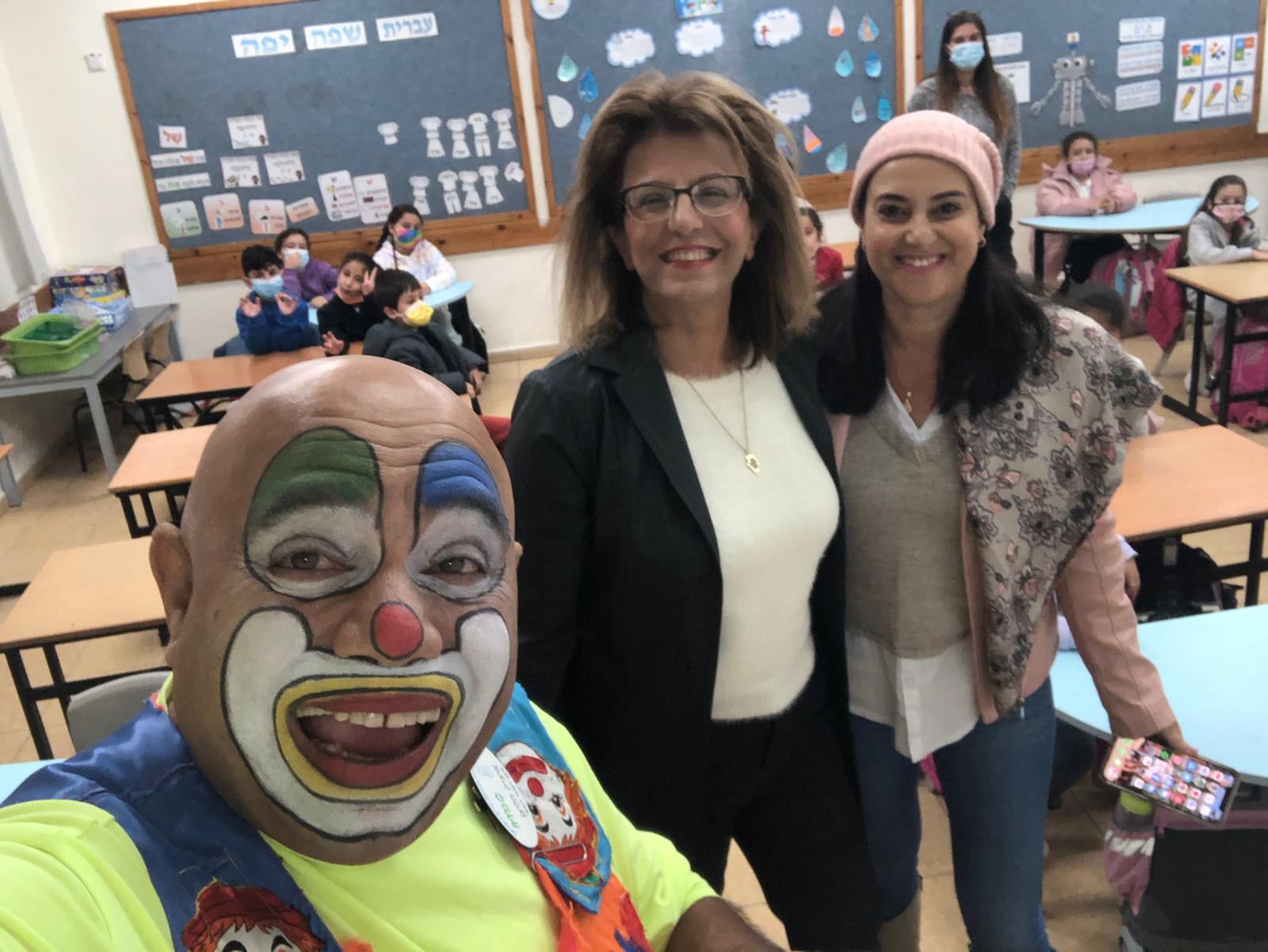 מי שגויס להפיג את המתח בקרב המתחסנים הצעירים הוא איציק הליצן