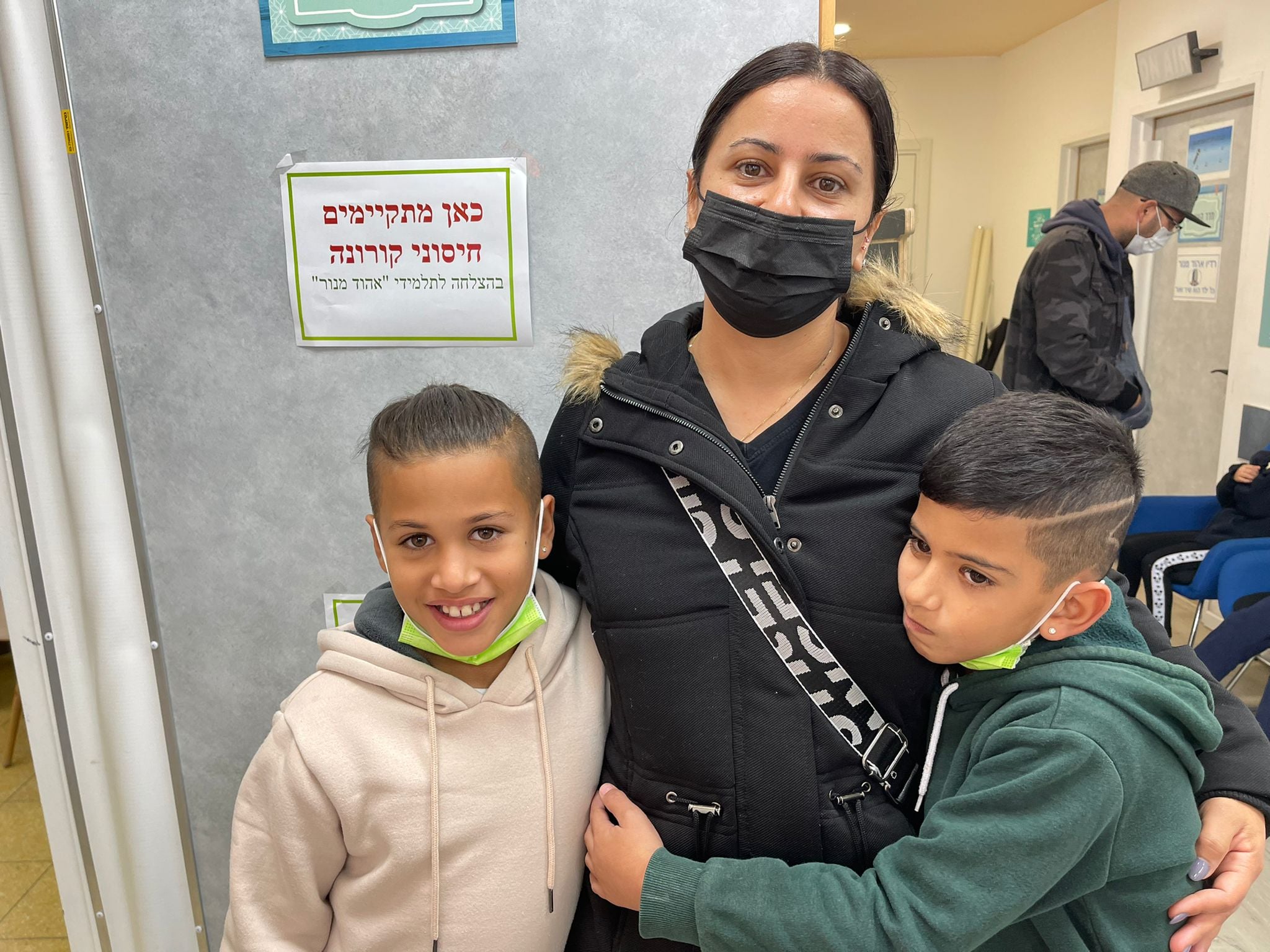 בדרכו המיוחדת שעשע איציק הליצן את התלמידים 