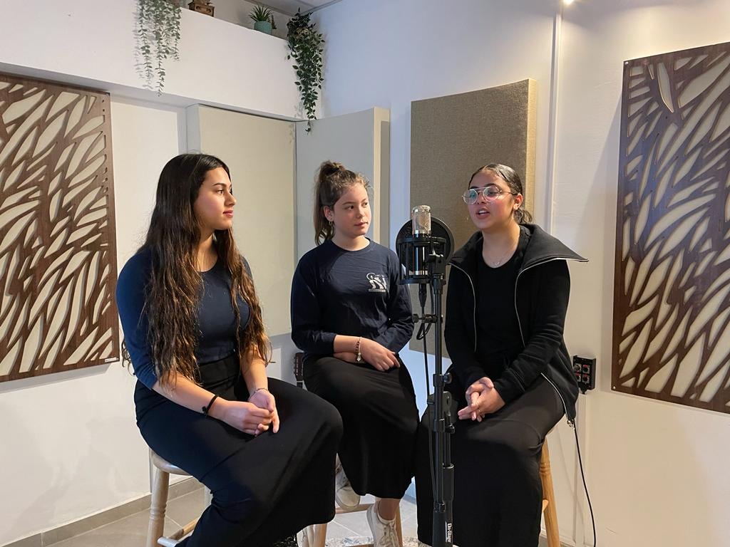 חדר רדיו שבו ישודרו כתבות, יוזמות בית ספריות ומיזמים חינוכיים