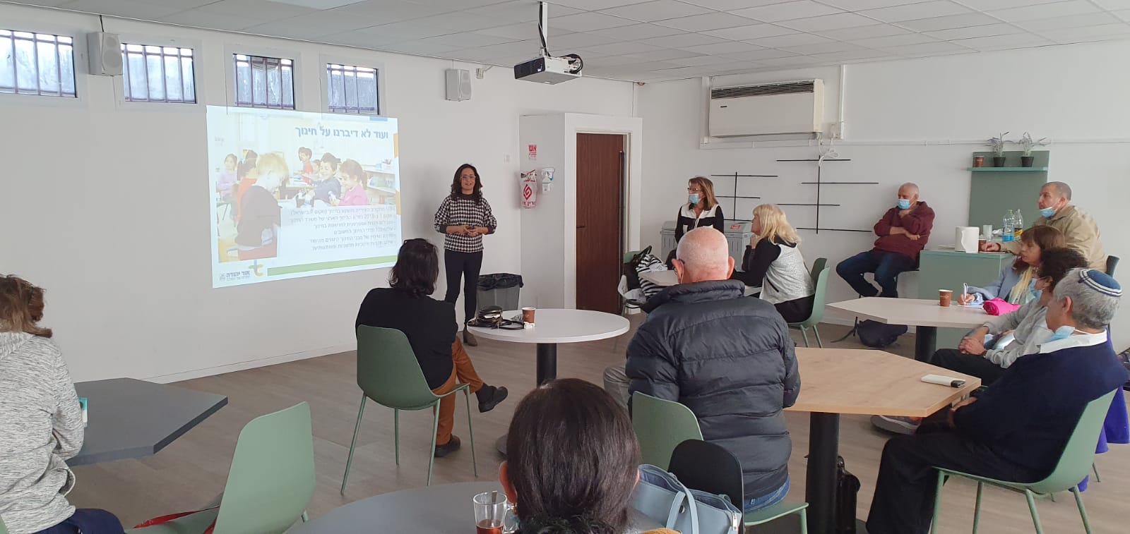 בכיתת הוותיקים לומדים כ-10 אזרחים ותיקים שזוכים לקבל שיעורים ממיטב המורים 