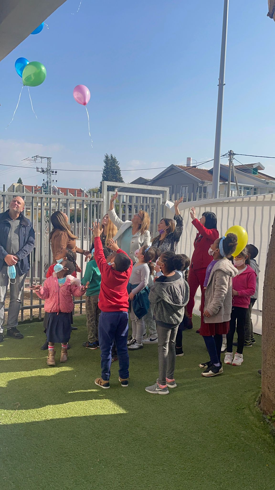 לסיום הפריחו כולם בלונים לשמיים לזכרו