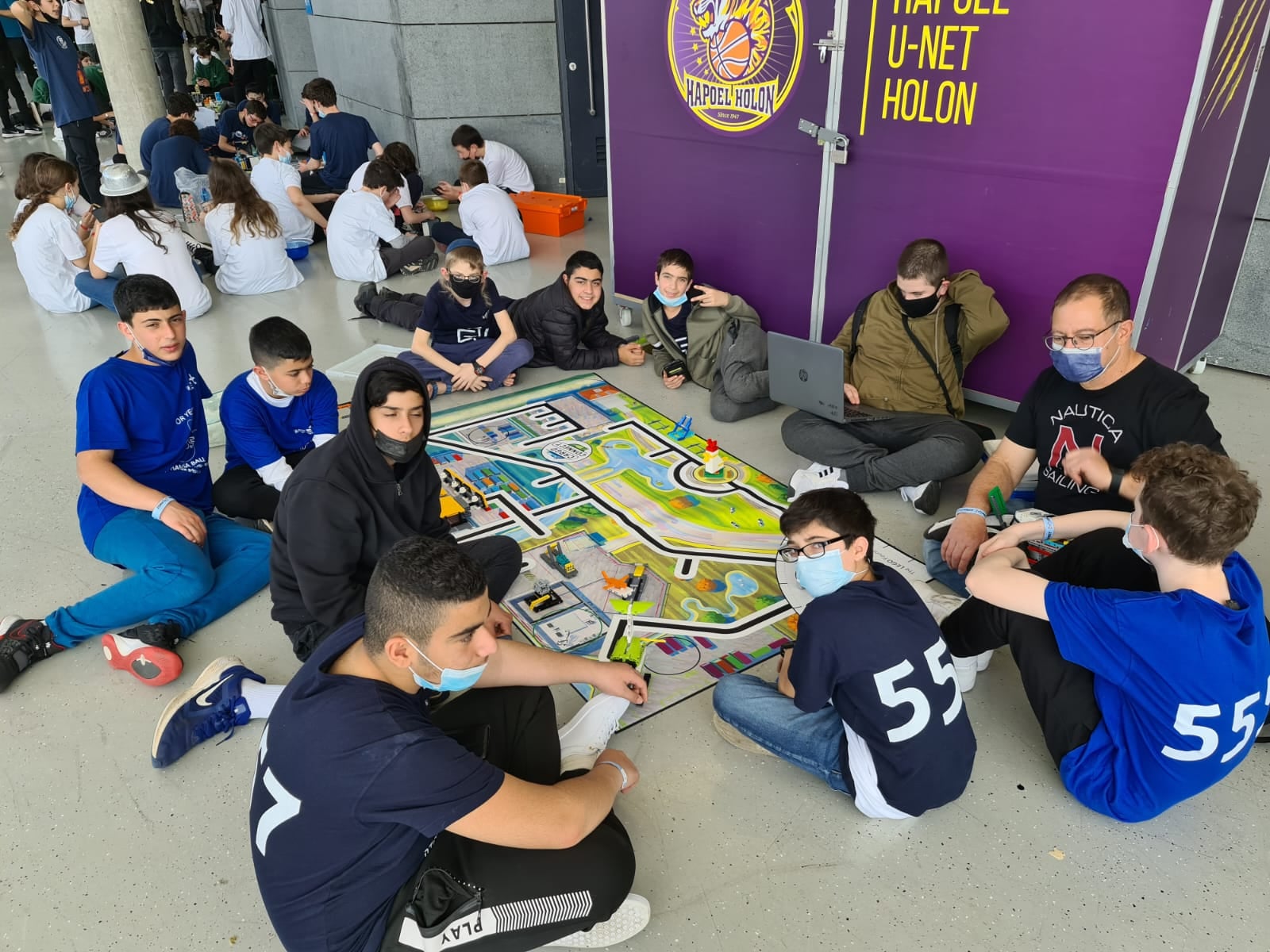 שתי הקבוצות רשמו הופעה מכובדת אחרי שהתאמנו במסגרת מרכז המצוינות של תפוח פיס למדע, טכנולוגיה ואומנויות ואגף החינוך