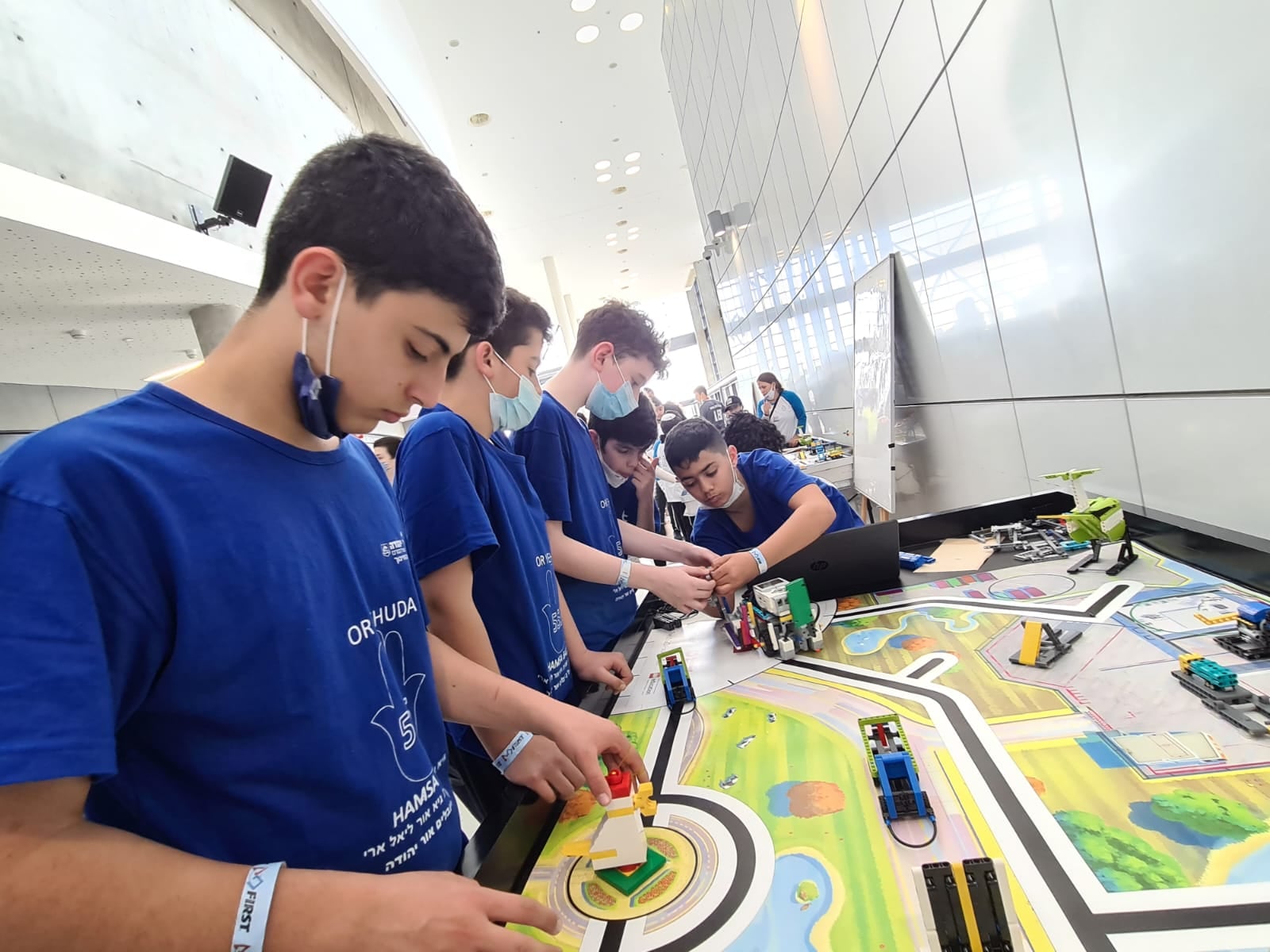 התלמידים בנו ותכנתו רובוט שאת ביצועיו הציגו בפני צוות שיפוט