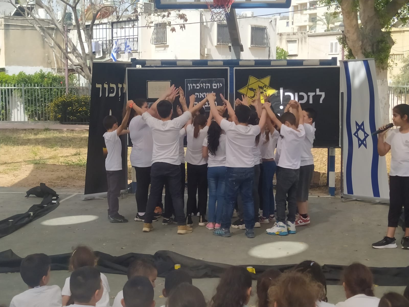 בני דור ההמשך מתחנכים במוסדות החינוך בעיר על ברכי הסיפורים והתיעוד מאותם ימים אפלים