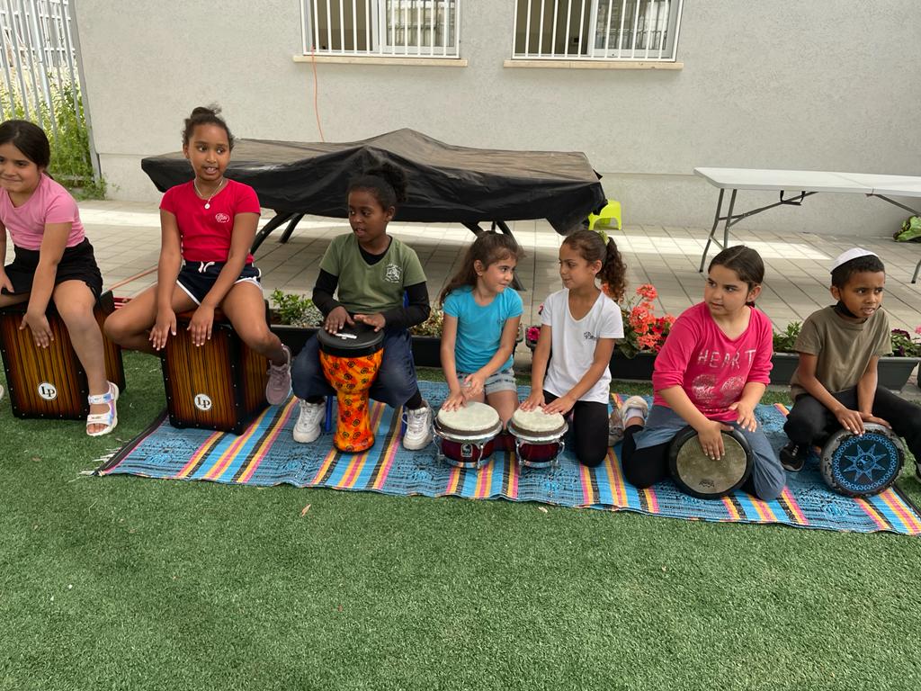 הילדים קיבלו את פני הבאים בנגינה בתופים 