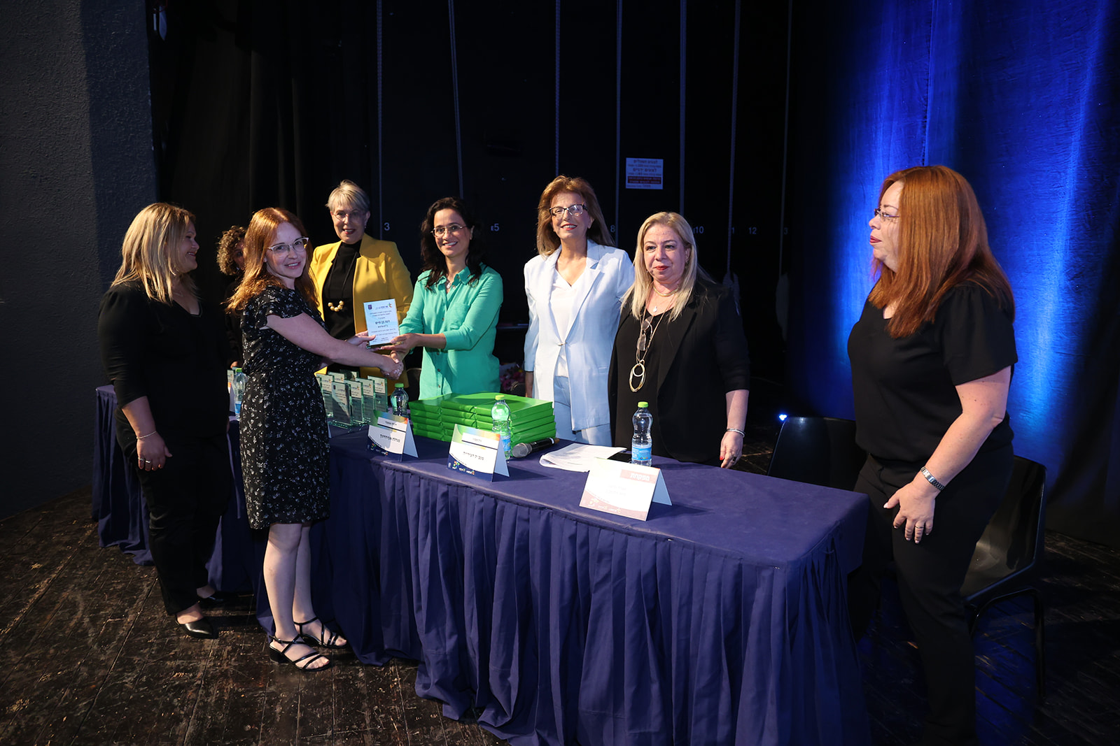 בערב מרגש שהתקיים בהיכל התרבות הוענקו מגני הוקרה וספרי קריאה למורים ולגננות הבולטים