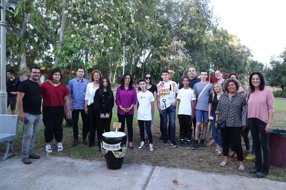 המיזם החל קודם לכן בלימוד פורמאלי בכיתות