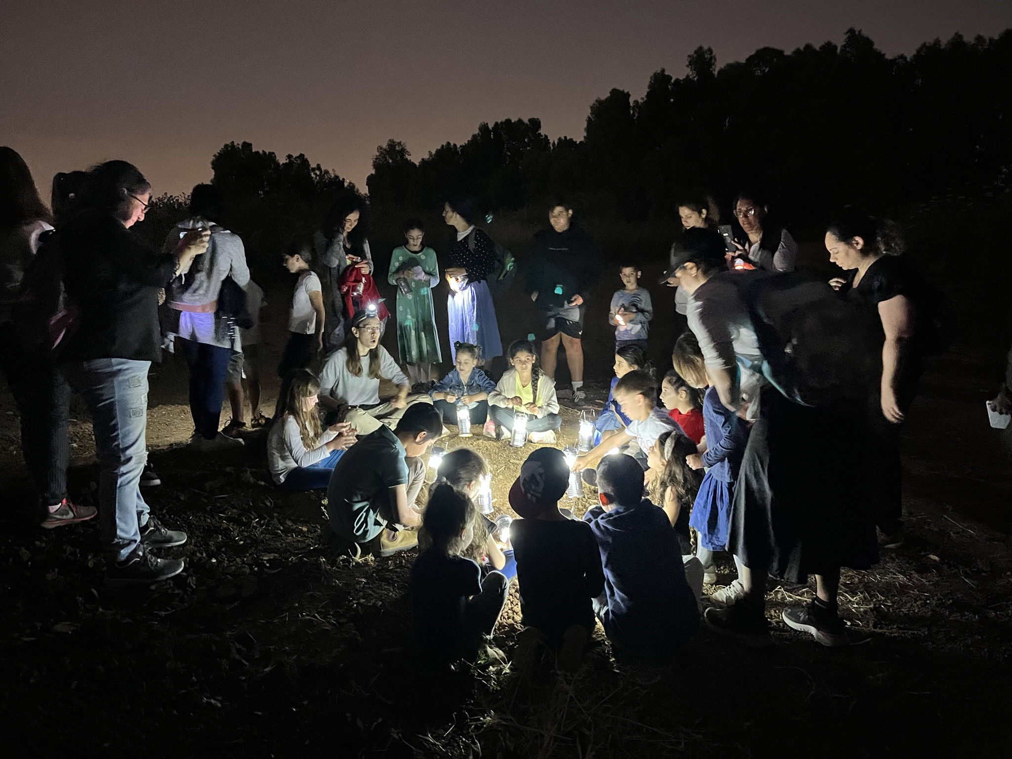 כ-150 תושבים יצאו לחגוג את החג לאור עששיות ולעת ערב