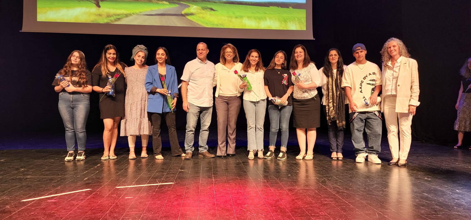 את הערב כיבדו בנוכחותם סגן ראש העיר, עופר בוזי, שבירך את קהל המשתתפים, מנהלת אגף החינוך, דלילה אשכנזי, ונציגות צוות האגף, הפיקוח על החינוך המיוחד, מנהלים וגננות, צוותי חינוך ונציגות ילדים מרגשים במיוחד