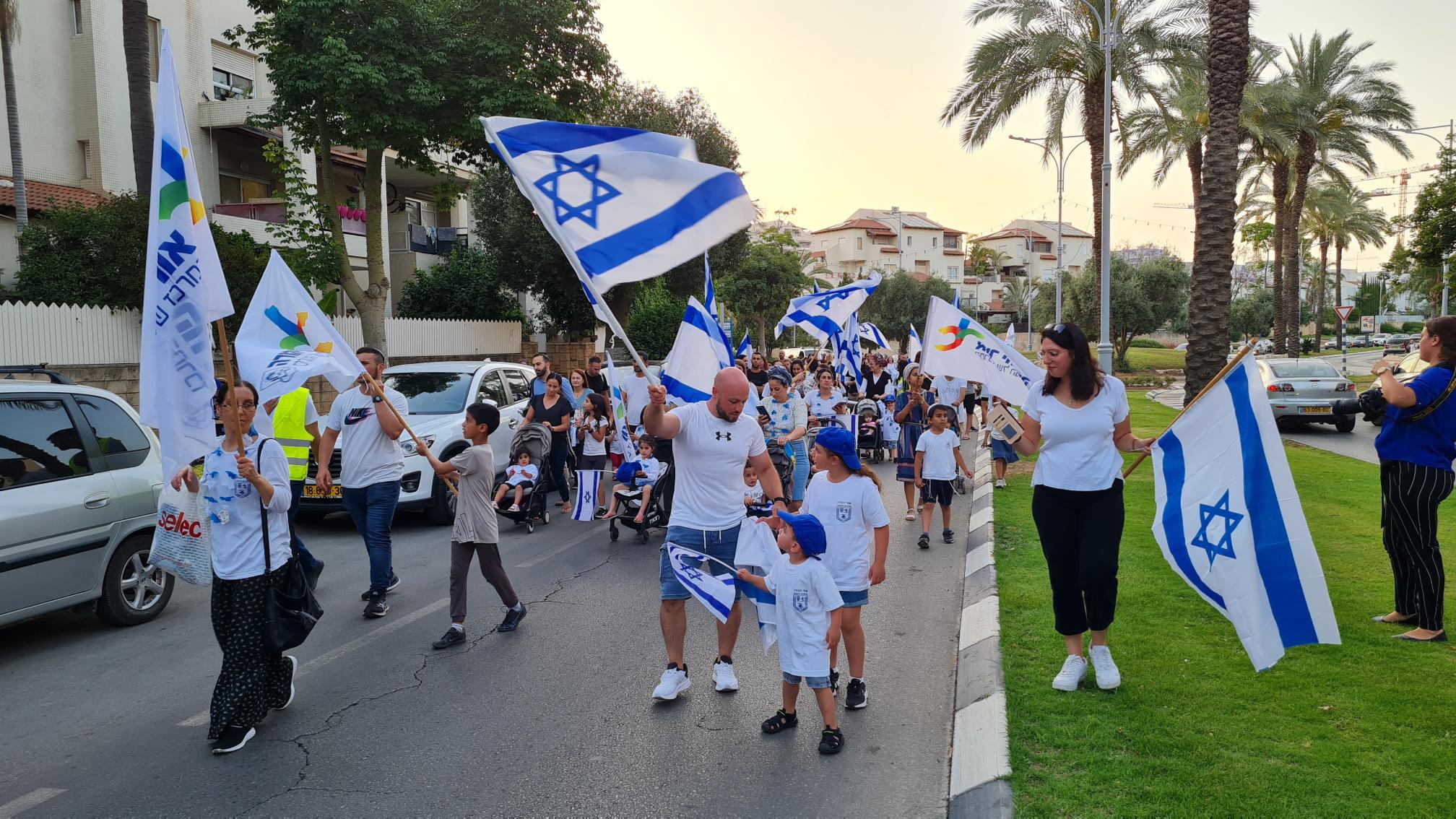 עשרות תושבים לקחו חלק בצעדה המסורתית של העיר שמתקיימת באמצעות הגרעין התורני