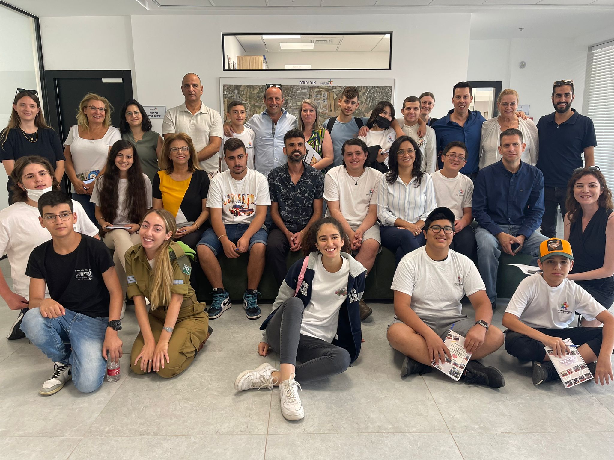 תמונה קבוצתית של חברי מועצת הנוער עם בעלי התפקידים בעירייה איתם התחלפו