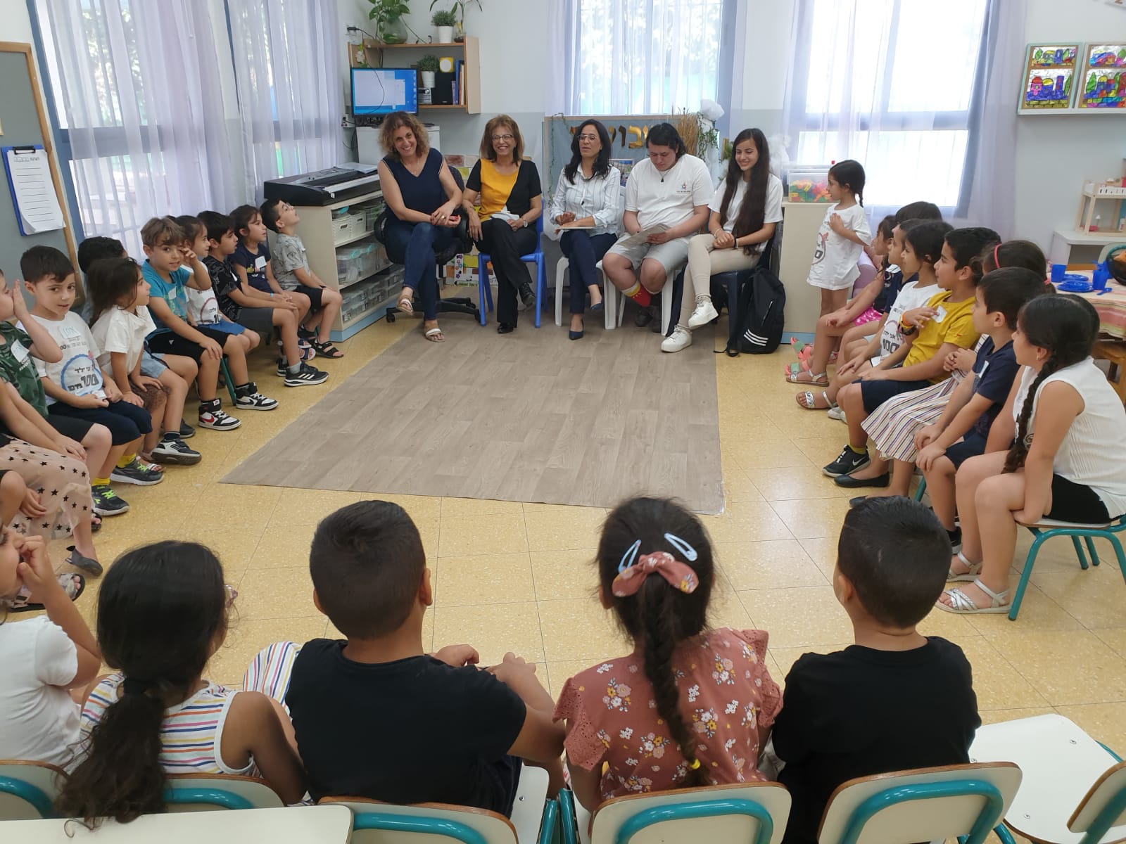 אריאל שבתאי התלווה לראש העיר, ליאת שוחט, לשעת סיפור בגן אמנון