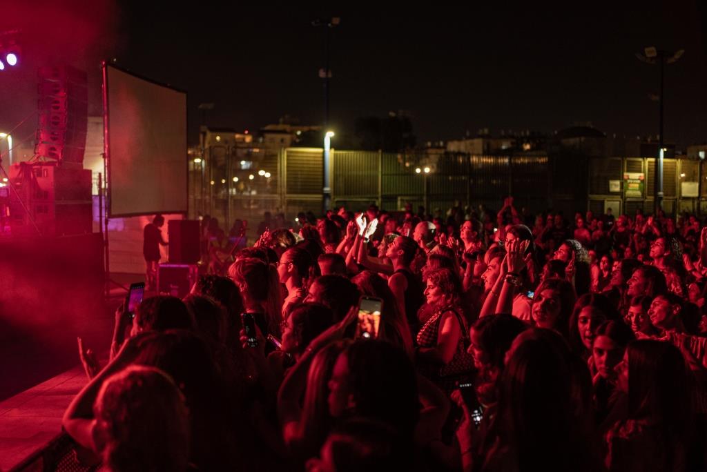 מאות תושבים מהעיר והסביבה הגיעו אל גן התשעה כדי לצפות במופע