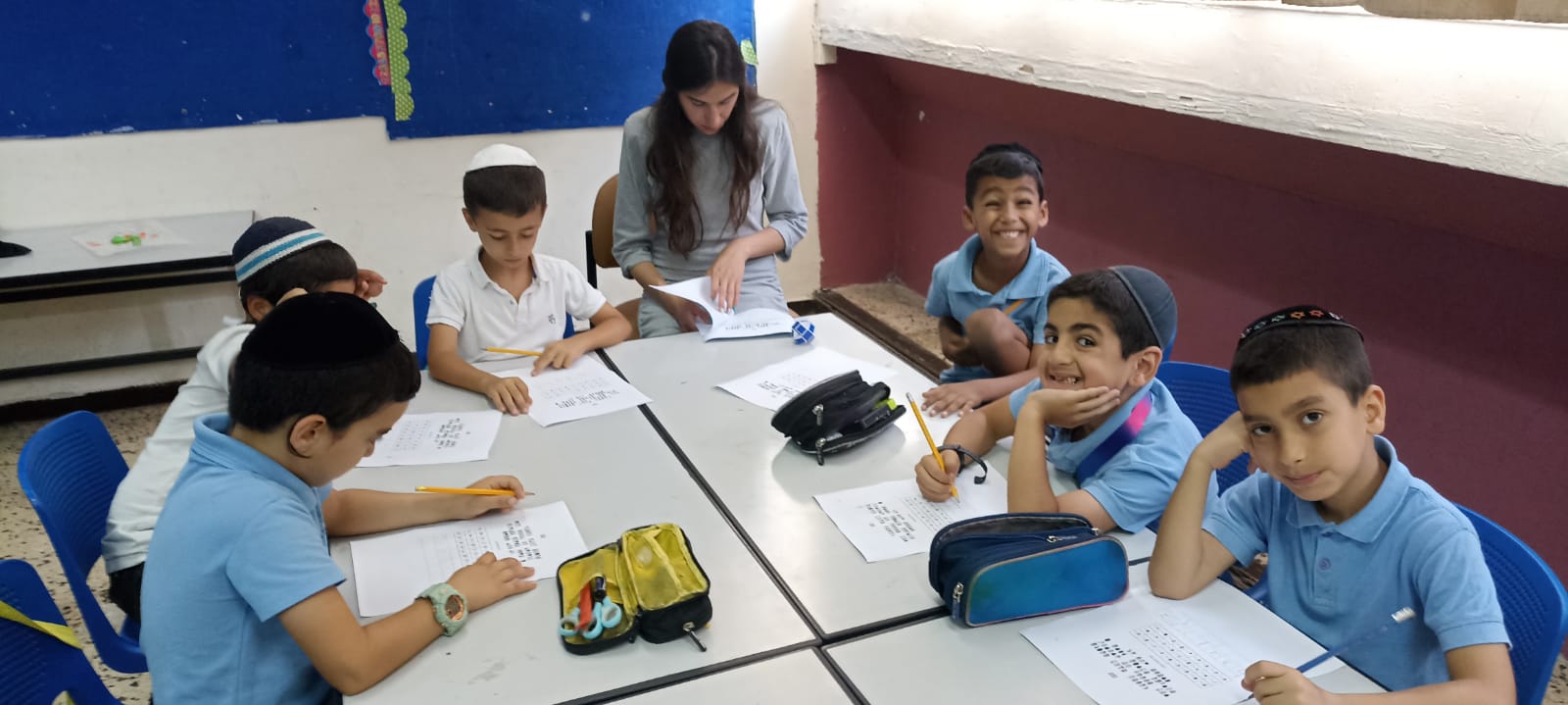 התוכנית מספקת מענה לילדים הגנים ולתלמידי כיתות א'-ג' וכוללת מענים רגשיים חברתיים ולימודיים