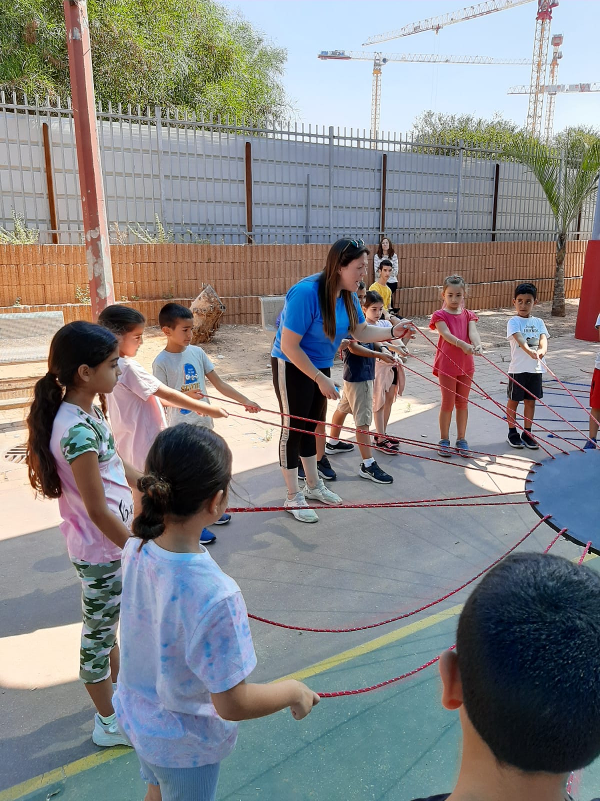 חלק ניכר מהתוכנית מוקדש למיומנויות רגשיות וחברתיות 