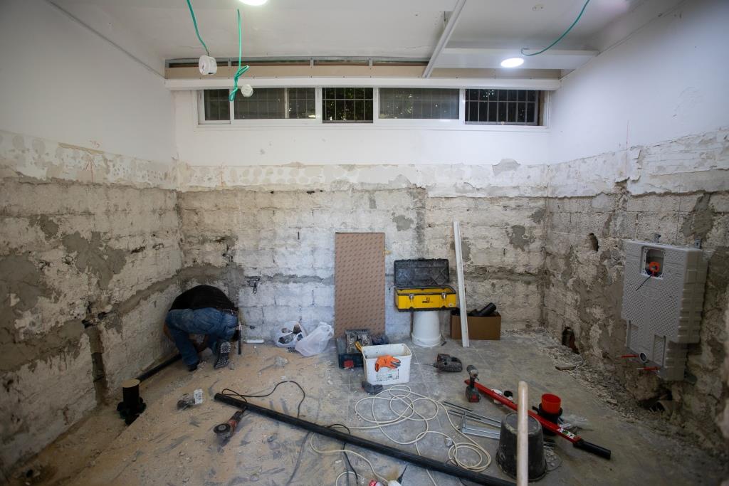 על העבודות אמונה מחלקת תחזוקת מוסדות חינוך וציבור בראשות טוני אדיב