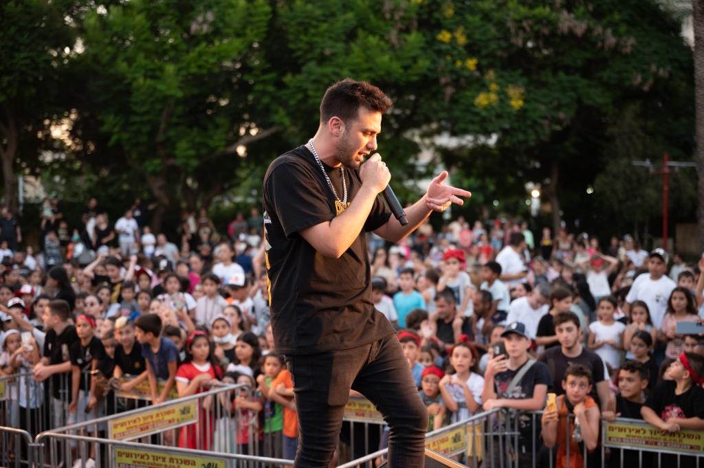 על הבמה המרכזית הופיעו קווין רובין וסמי הכבאי