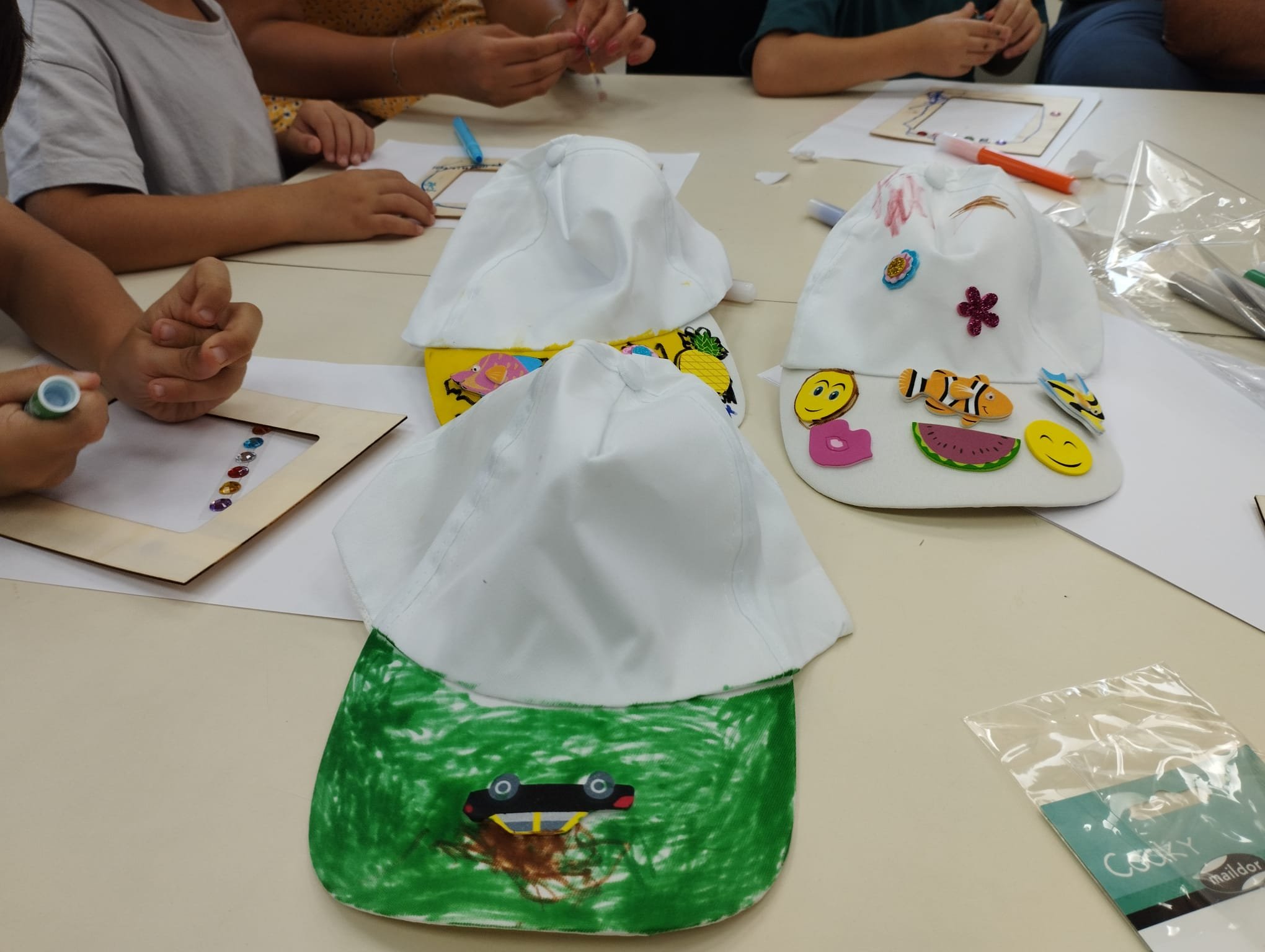 פעילות יצירתית מיוחדת לקיץ הכוללת יצירת כובע ומסגרת לתמונה