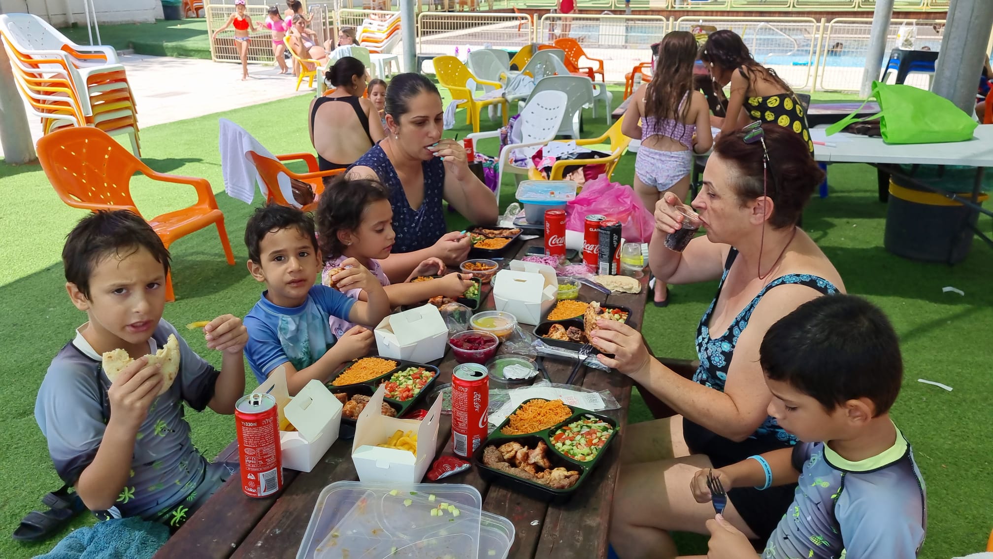 במהלך היום, הם נהנו משימוש במתקני הבריכה, קיבלו ארוחת צוהריים בשרית עשירה והשתתפו בפעילויות יצירה