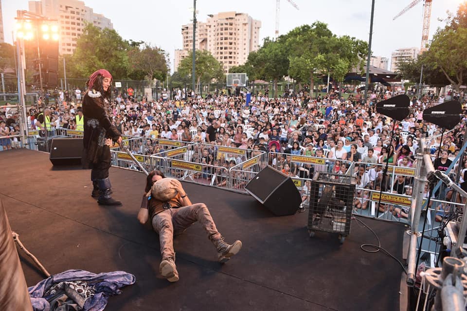 רוי בוי הופיע בפני הילדים ושלהב את הקהל