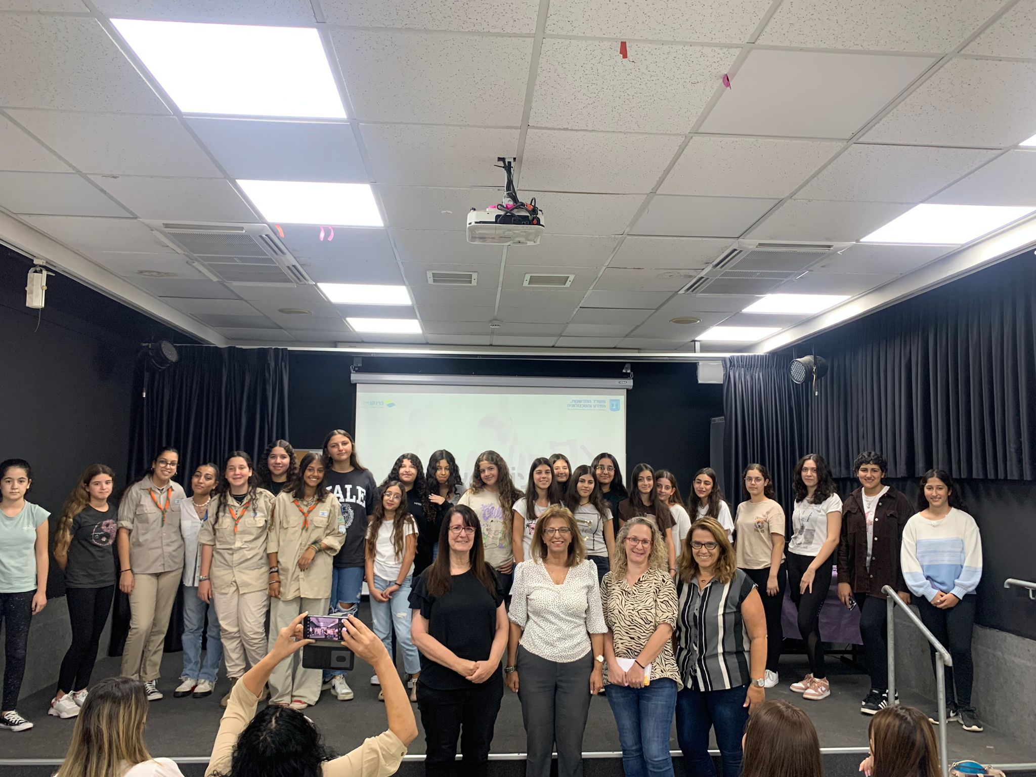 25 תלמידות מצטיינות החלו בתוכנית מדעניות העתיד