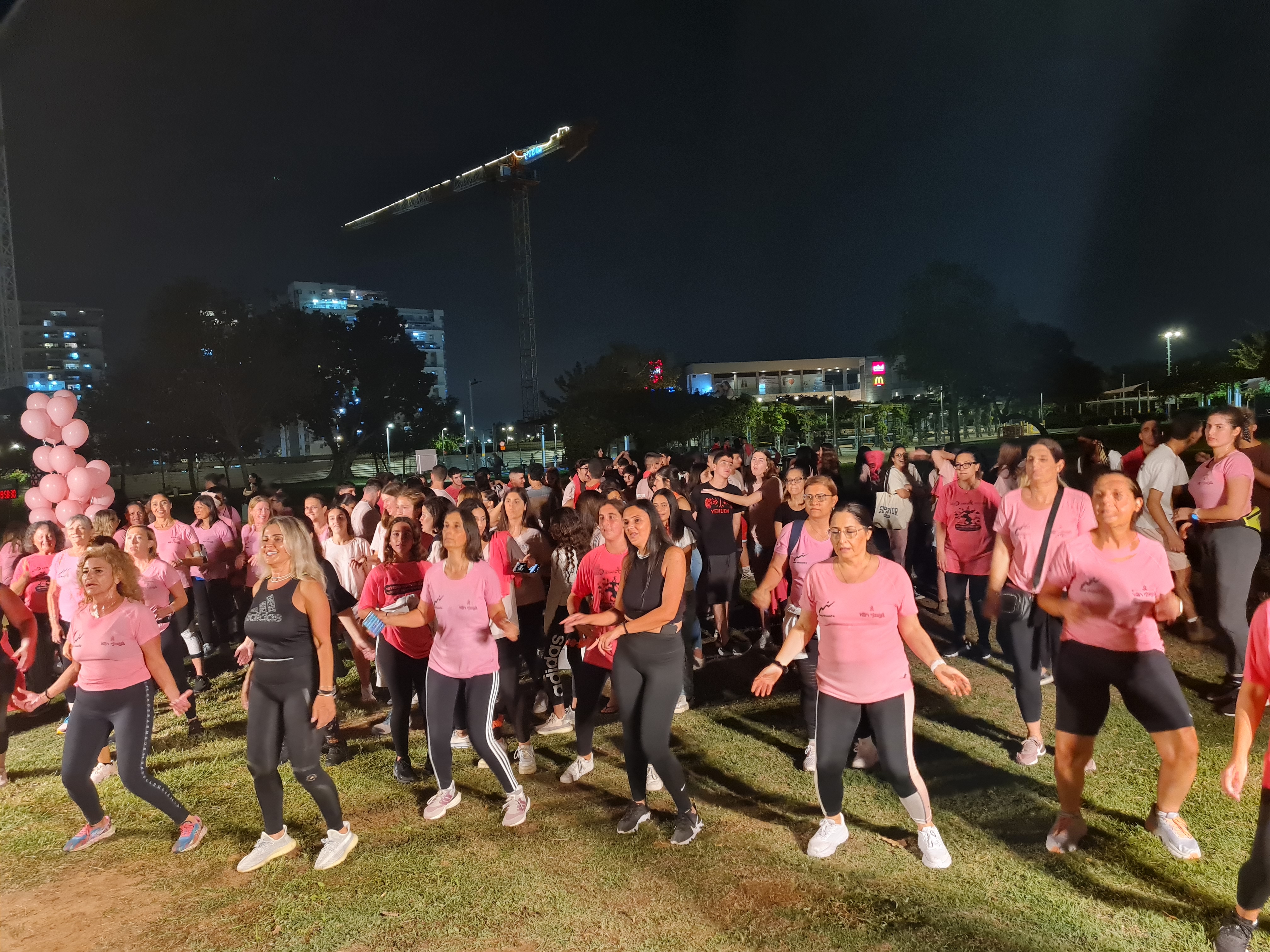 עשרות נשים וגברים התכנסו בפארק רבין כדי לבצע פעילות ספורטיבית 