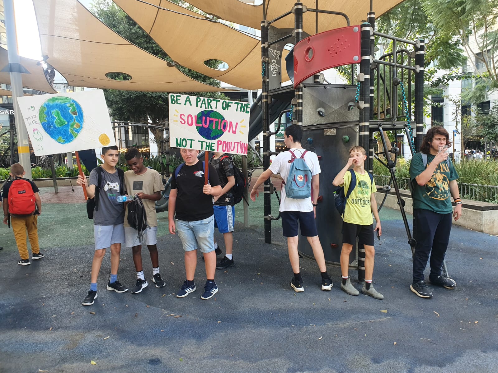 התלמידים הגיעו כדי למחות ולדרוש ממקבלי ההחלטות בישראל לפעול על מנת להתמודד עם הסכנה הגדולה ביותר של האנושות 