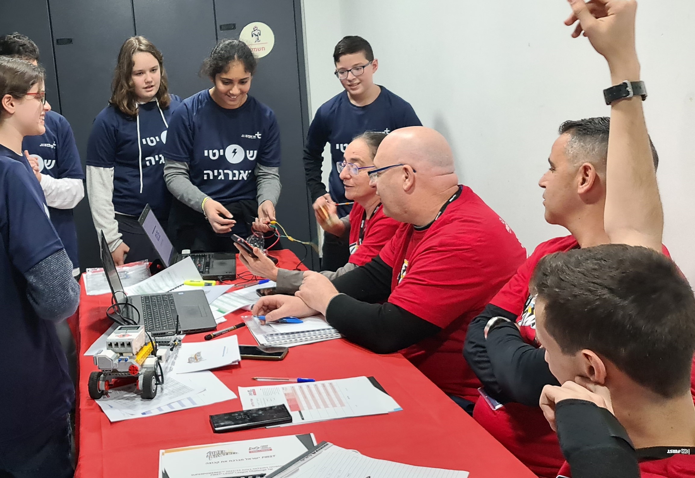 שתי נבחרות רובוטיקה מאור יהודה השתתפו בתחרות האזורית FLL (First Lego League) שהתקיימה בשבוע שעבר בהיכל הטוטו בחולון. בנבחרות אור יהודה השתתפו תלמידי כיתות ו', ז', ו-ח' מבתי ספר שונים בעיר. הם נבחנו על ביצועי הרובוט שתכנתו על ערכי חברת FIRST והטכניון הדוגלים בלימוד פתרון בעיות הנדסיות מורכבות, תוך שמירה על ערכים של עזרה הדדית ושיתוף פעולה. זה המקום לציין כי אור יהודה היא אחת מהערים הוותיקות ביותר שמשתתפת בתחרות.