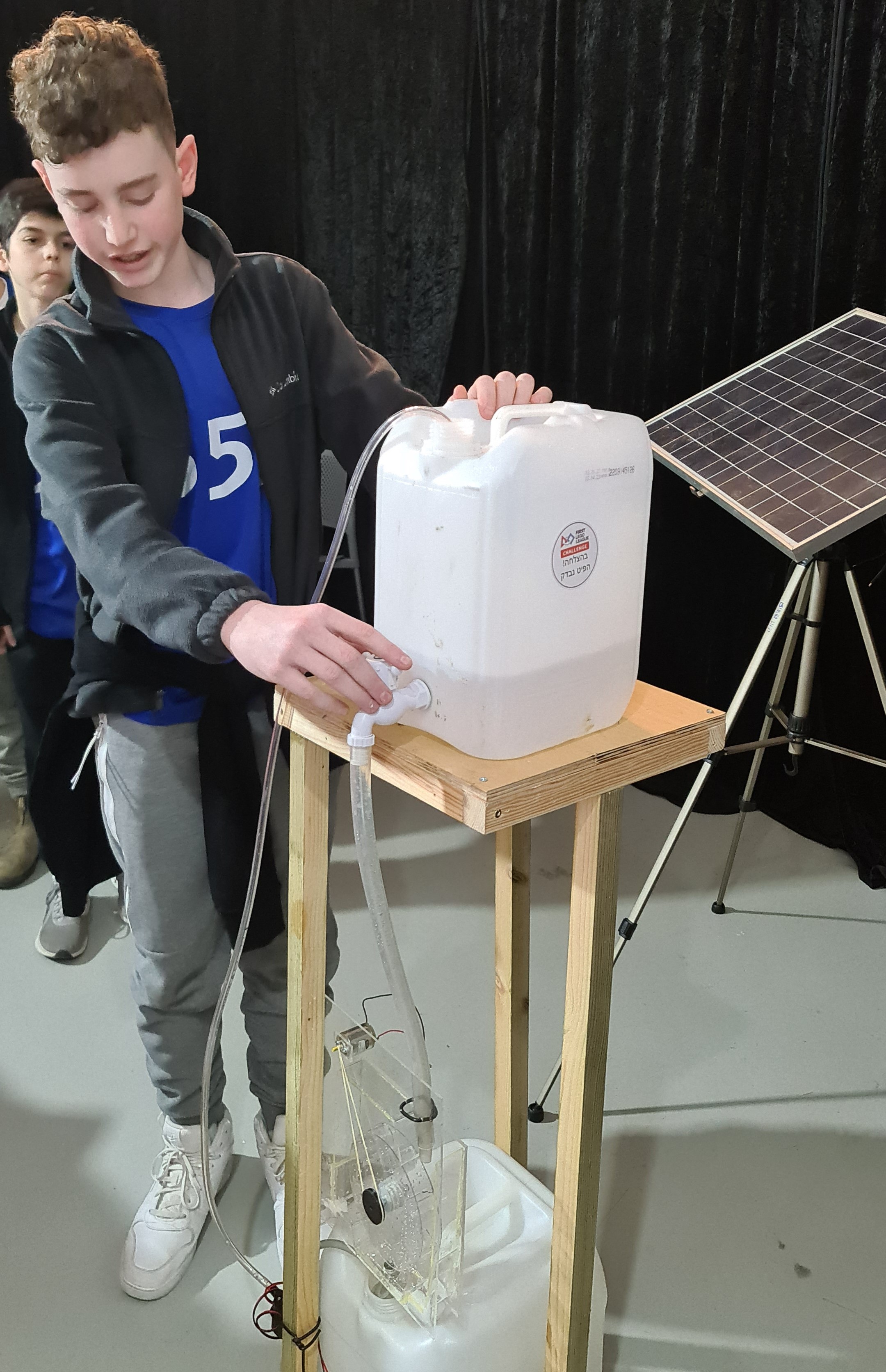 הנבחרות הציגו גם פיתוחים של מוצרים הנדסיים שיזמו בתחום האנרגיה: מוצר אחד הוא מטען נייד לטלפון סלולארי המייצר חשמל בזמן הליכה. המוצר השני הוא תחנת כוח האוגרת אנרגיה ירוקה ע